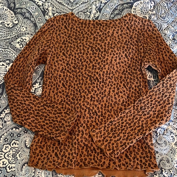 Beautiful leopard print long sleeved girls shirt from Gap Kids - Picture 2 of 2